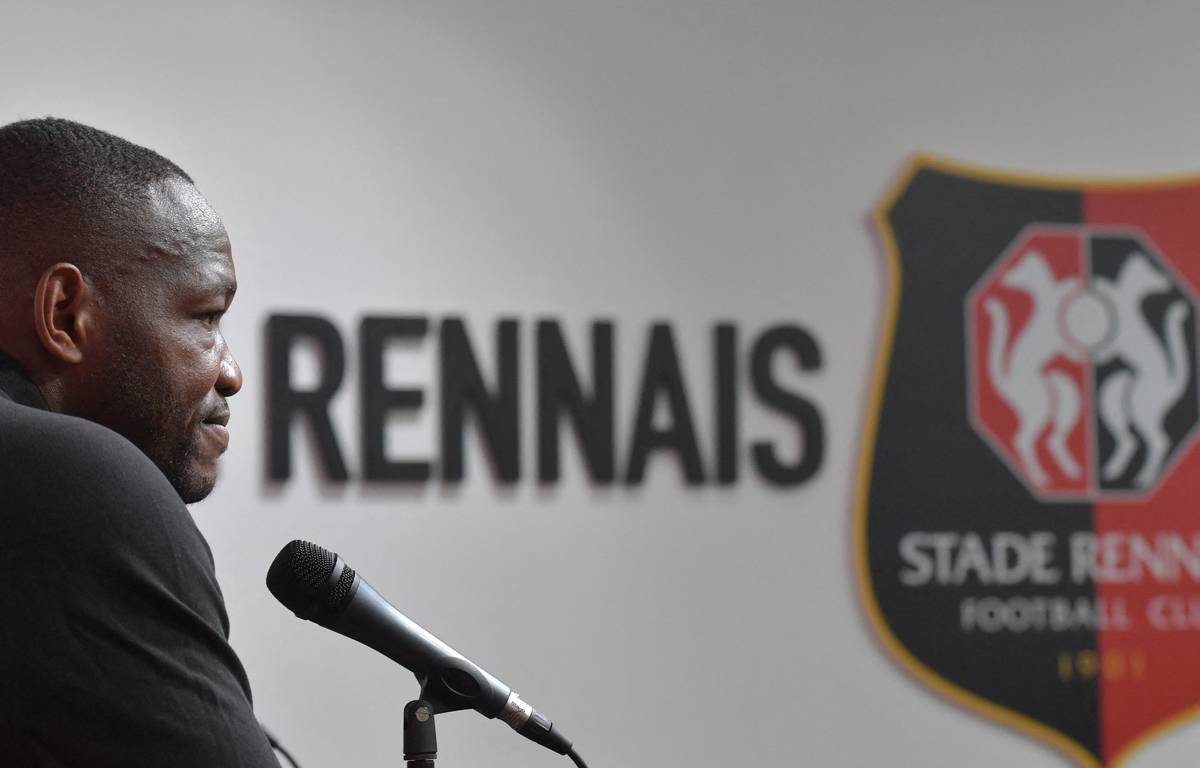 Pinault eralennuk Mandanda jaoks?  "Valeinfo," naerab valvur